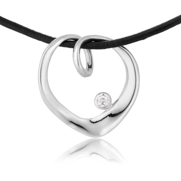 Sødt hjertevedhæng i sølv med skinnende zirkoner og læderkæde fra Blicher Fuglsang, 42 cm kæde